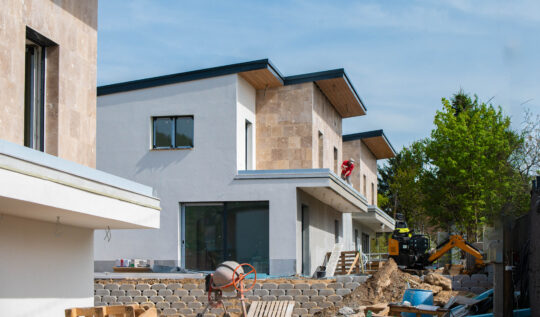 Hogyan épül fel egy ház? – Ismerd meg az építkezés menetét az Aranyvölgyi Villapark példáján keresztül (1. rész)